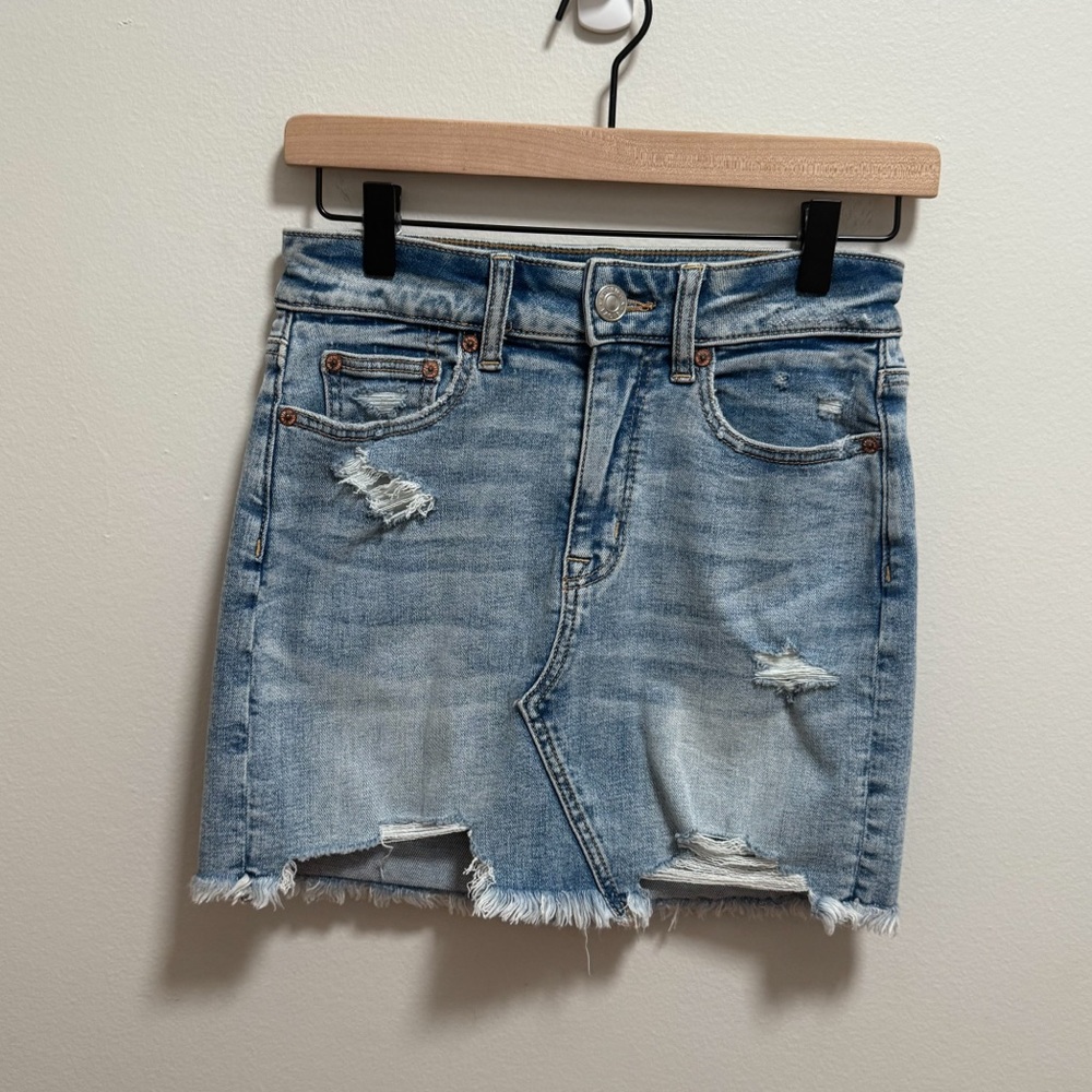 American Eagle high‎ rise light wash distressed stretch denim mini skirt 2 NWT